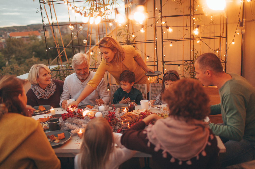 Family Enjoying Oåutdoor Autumn Festival